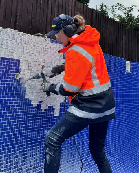 What Construction Workers Should Wear All Year Round: A Guide to Reliable Workwear
